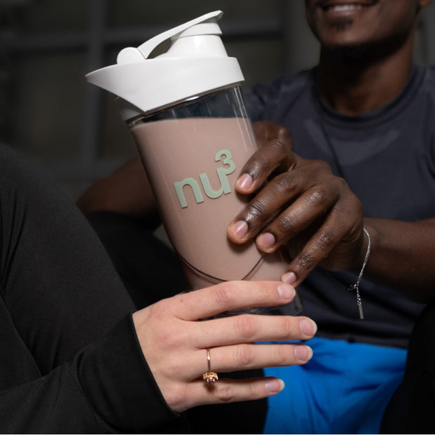 Protéines vegan dans un shaker pour deux personnes