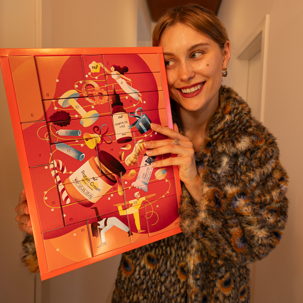 Jeune femme avec le calendrier de l'Avent nu3