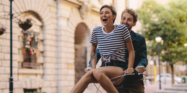 Couple heureux au soleil sur un vélo