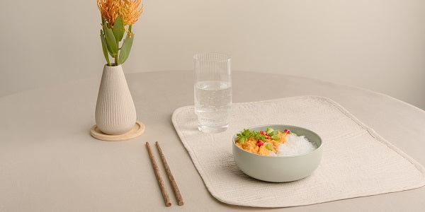 nu3 Riz de Konjak à la sauce aux légumes dans un bol sur la table