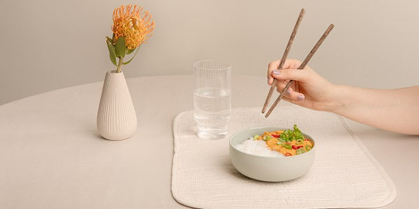 nu3 Riz de Konjak à la sauce aux légumes dans un bol sur la table avec des baguettes