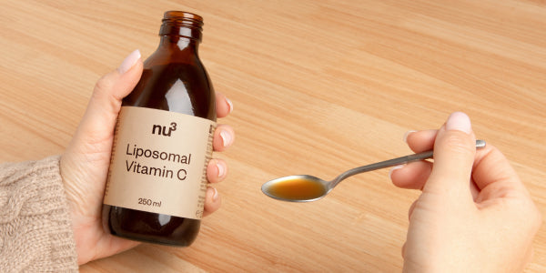 Vitamine C liquide nu3 dans une cuillère