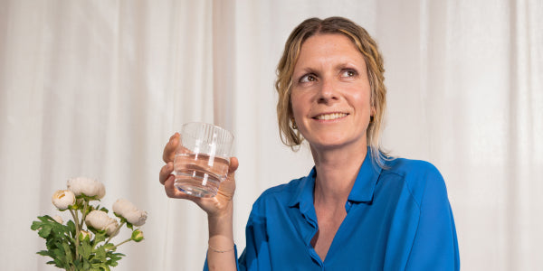Femme avec un verre d'eau