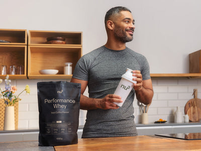 Homme avec de la protéine Whey