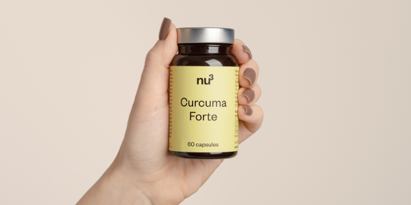 nu3 Curcuma Forte dans une main