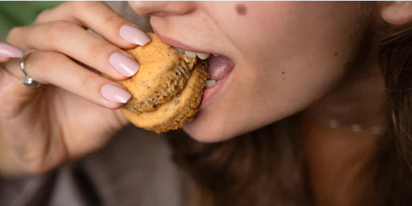 Femme mendant des muffins