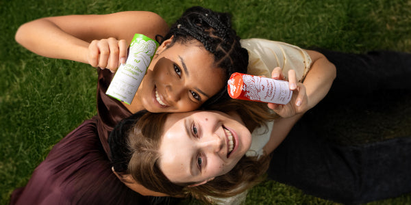 Deux femmes dans un pré, tenant dans leurs mains nu3 Hydro Glow Collagen
