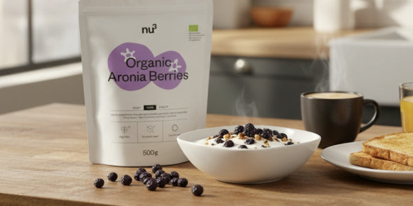 nu3 Baies d'aronia sur une table avec un bol et une tasse de café au petit-déjeuner