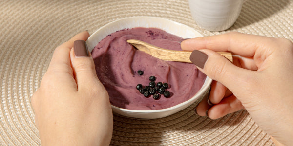 Un bol avec do yoaurt et des baies d'aronia