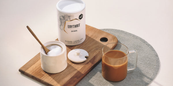 Erythritol et cacao dans un mug 