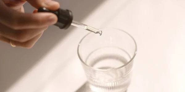 Vitamine D3 végane à prendre - pipette gouttes verre d'eau
